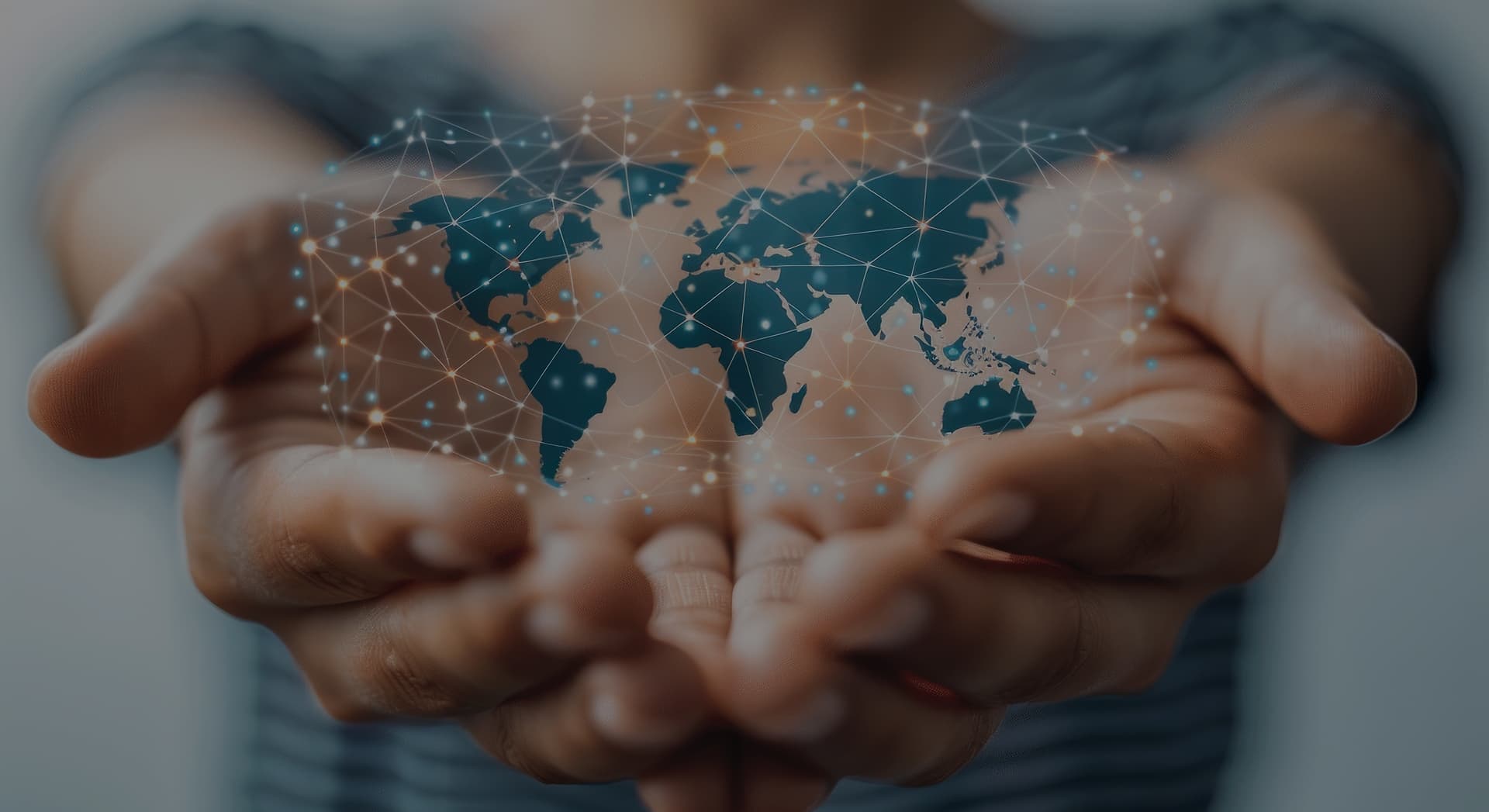 Interface de transformation numérique affichée au-dessus d'un ordinateur portable