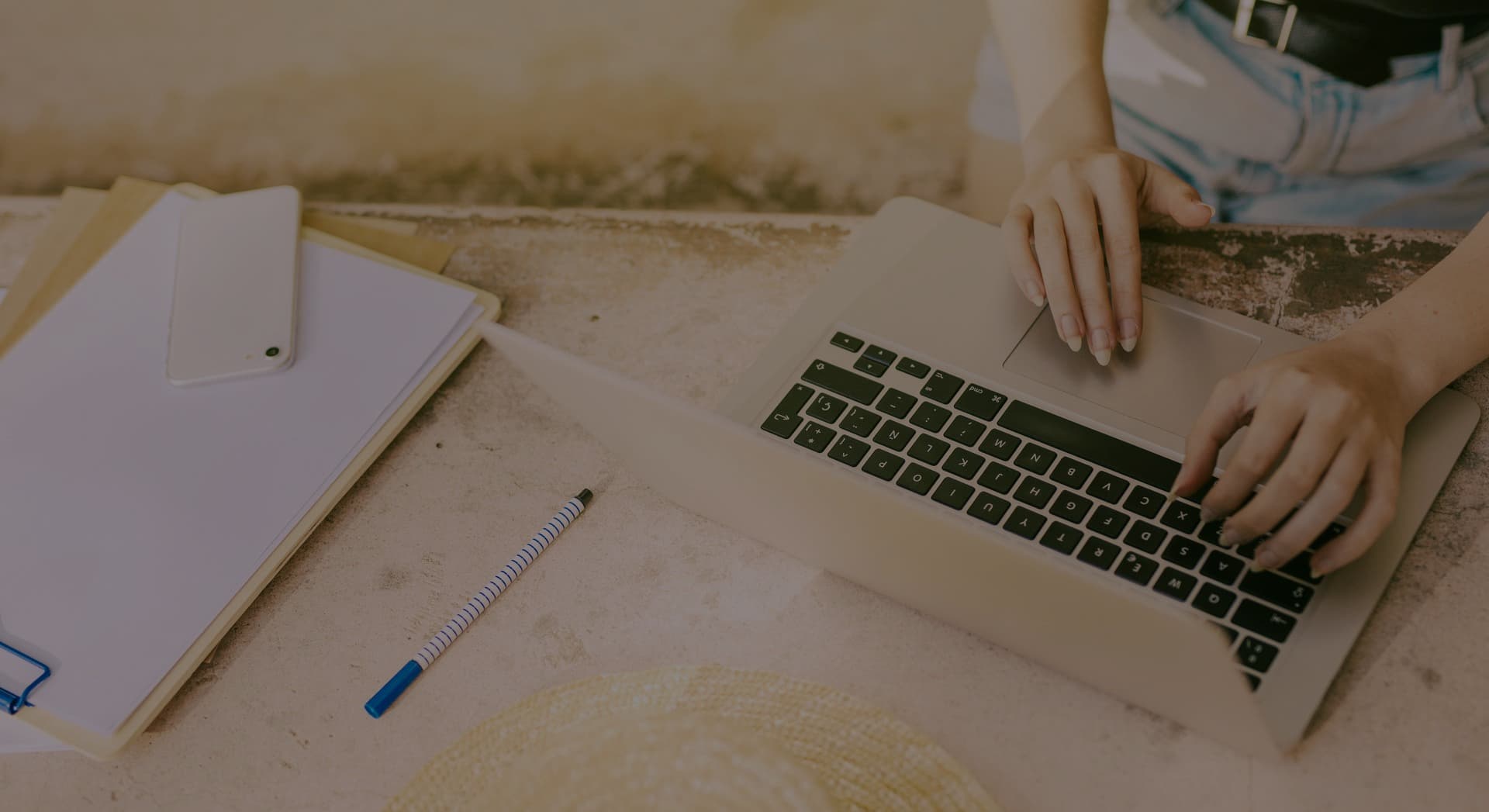 Écran affichant un indicateur de chargement au-dessus d'un clavier