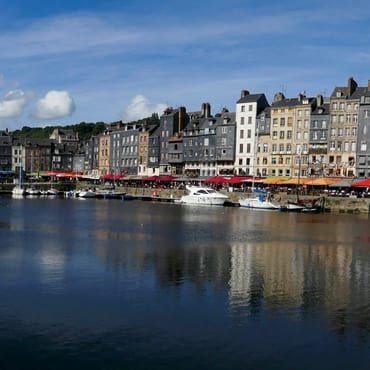Facades et bateaux du port de Honfleur, dans le Calvados