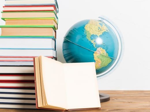 Pile de livres colorés et globe terrestre