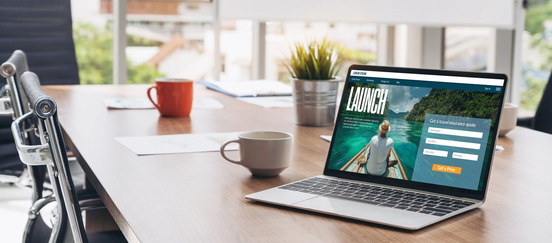 Ordinateur portable sur un bureau, affichant la page d accueil d un site