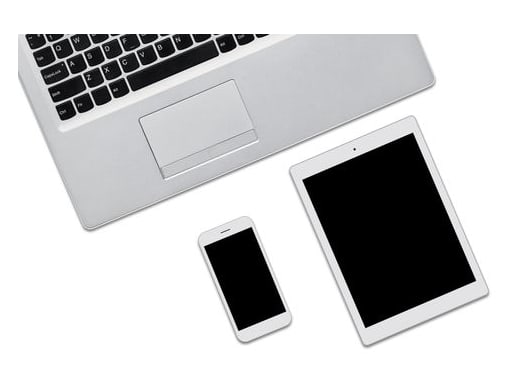 Ordinateur portable, tablette et téléphone vus de dessus, écrans éteints