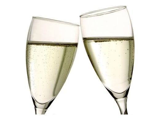 Deux coupes de champagne sur fond blanc
