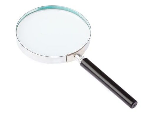 Loupe posée sur fond blanc
